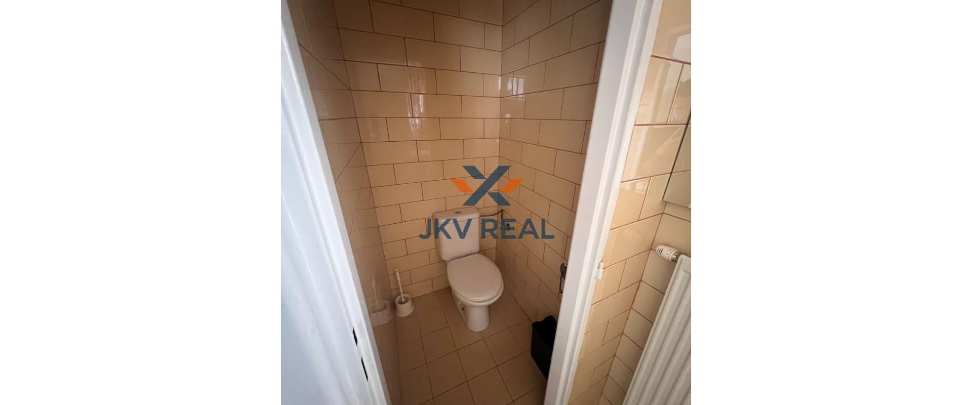 Na prenájom: Podkrovná garsónka s praktickým dispozičným riešením v súkromnom areáli.