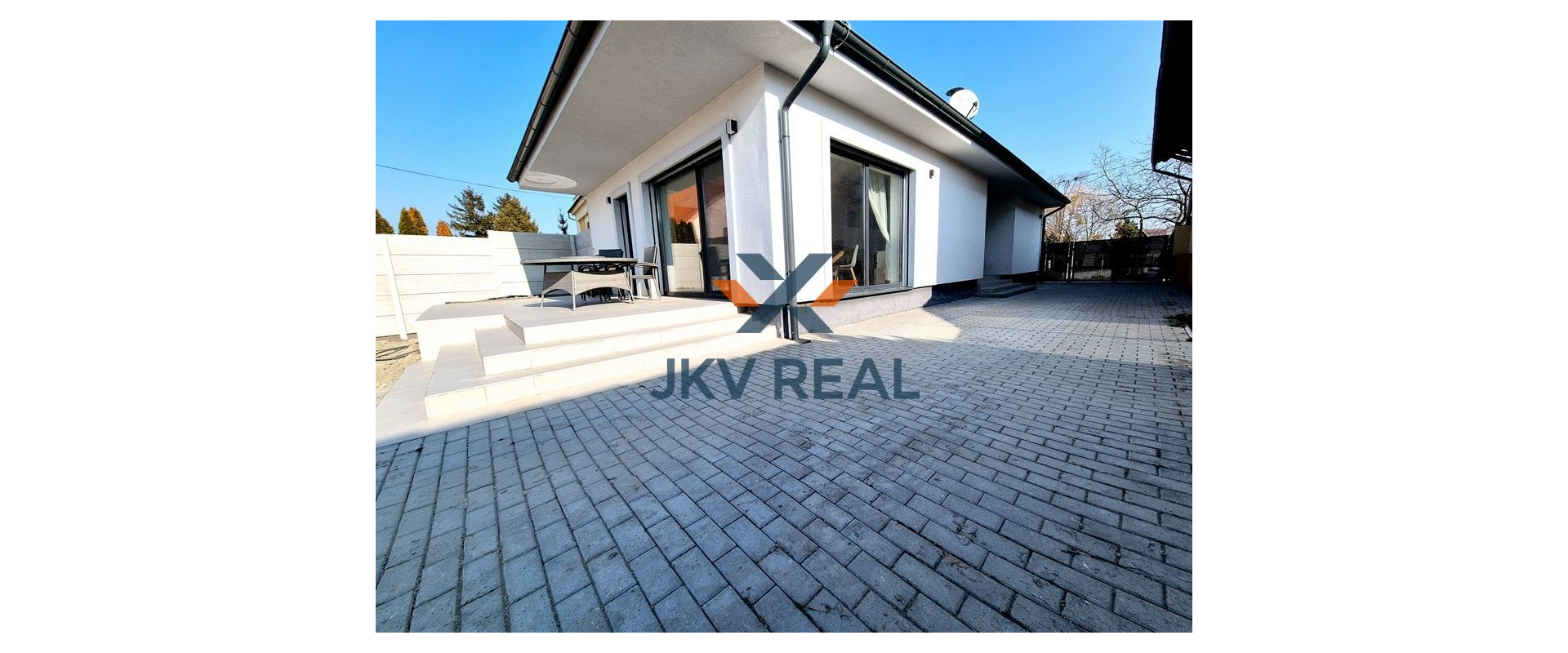 3D OBHLIADKA! NA PREDAJ 4-IZBOVÝ RODINNÝ DOM S TERASOU A VEĽKÝM SLNEČNÝM POZEMKOM