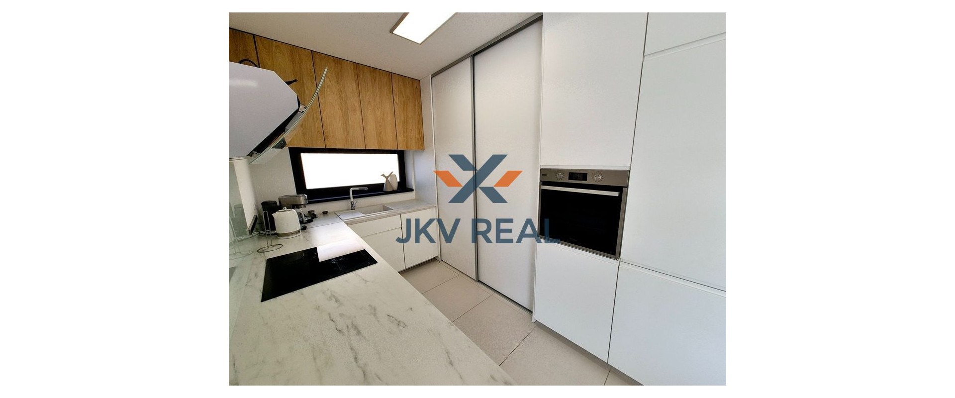 3D OBHLIADKA! NA PREDAJ 4-IZBOVÝ RODINNÝ DOM S TERASOU A VEĽKÝM SLNEČNÝM POZEMKOM