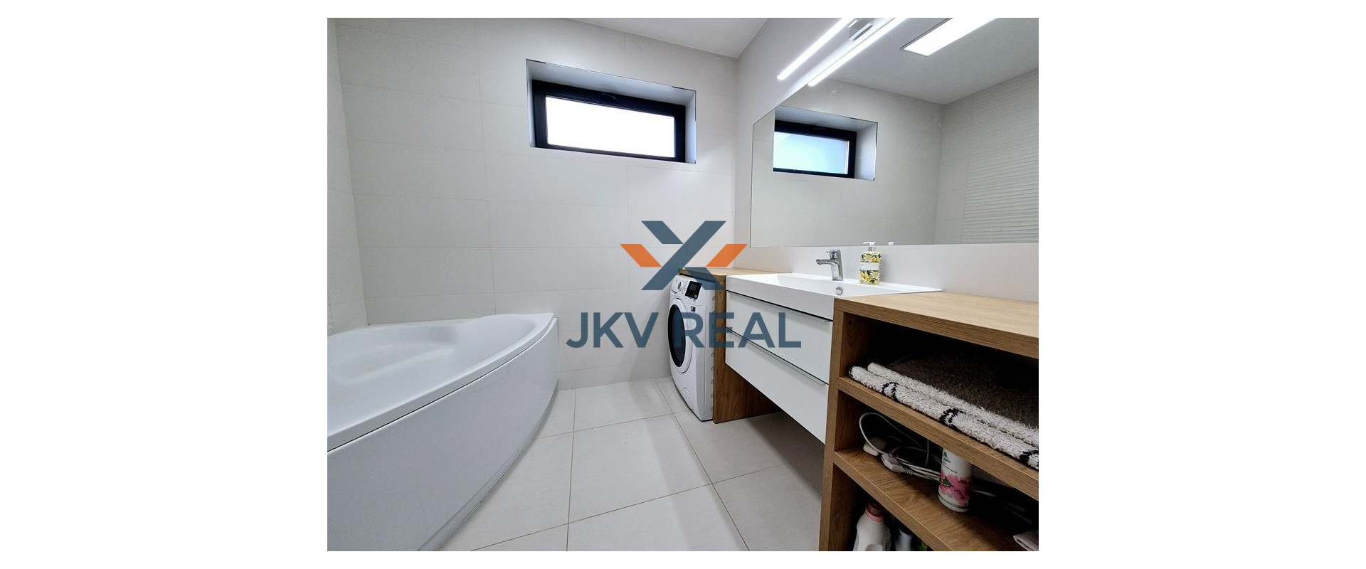 3D OBHLIADKA! NA PREDAJ 4-IZBOVÝ RODINNÝ DOM S TERASOU A VEĽKÝM SLNEČNÝM POZEMKOM