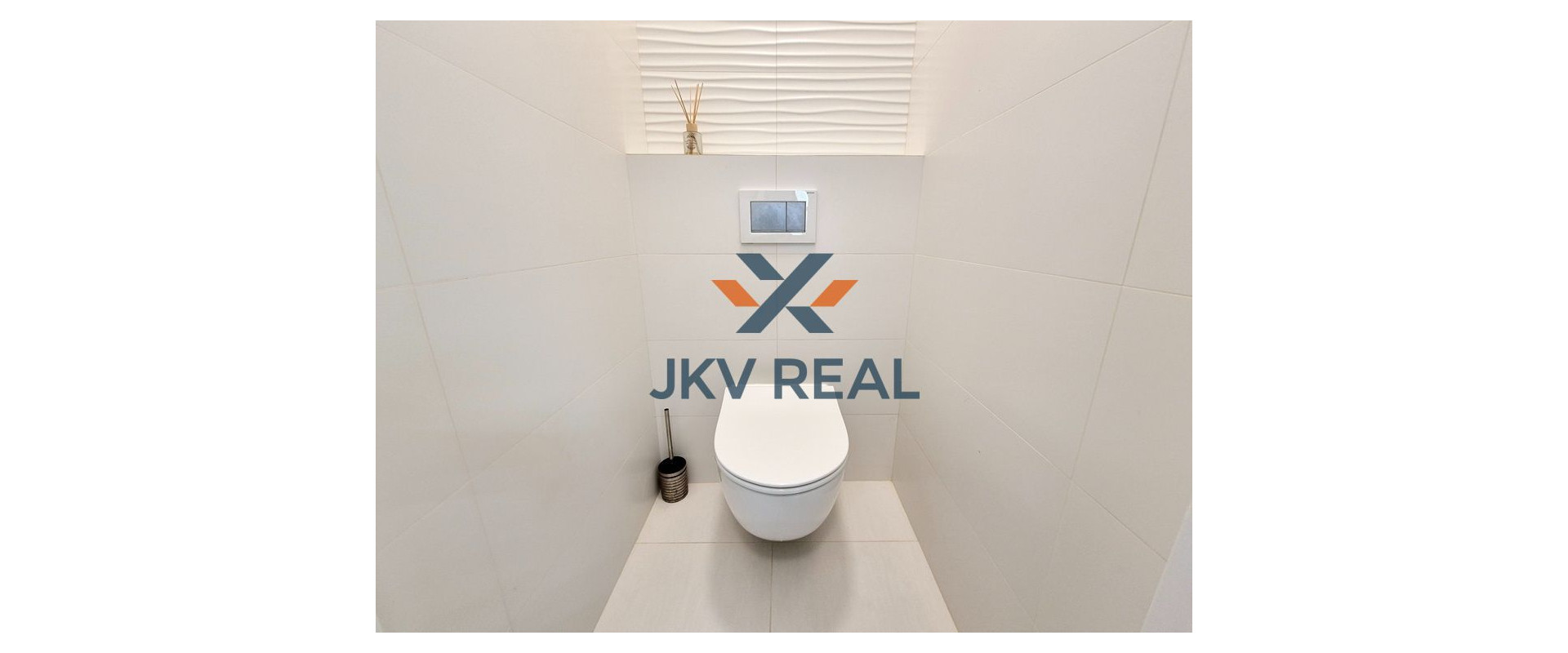 3D OBHLIADKA! NA PREDAJ 4-IZBOVÝ RODINNÝ DOM S TERASOU A VEĽKÝM SLNEČNÝM POZEMKOM