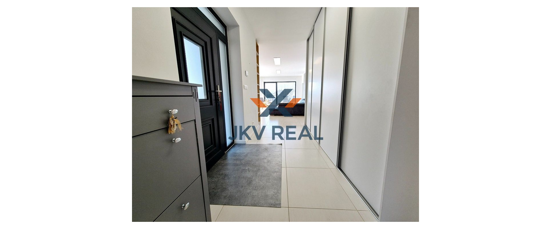 3D OBHLIADKA! NA PREDAJ 4-IZBOVÝ RODINNÝ DOM S TERASOU A VEĽKÝM SLNEČNÝM POZEMKOM