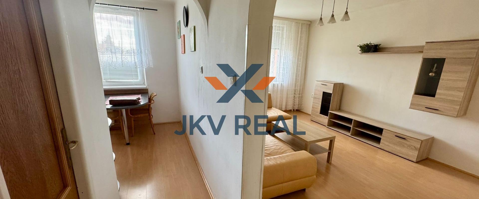 PREDANÝ - Priestranný 2-izbový byt (48m2) s veľkou pivnicou v centre - Slovenský Grob