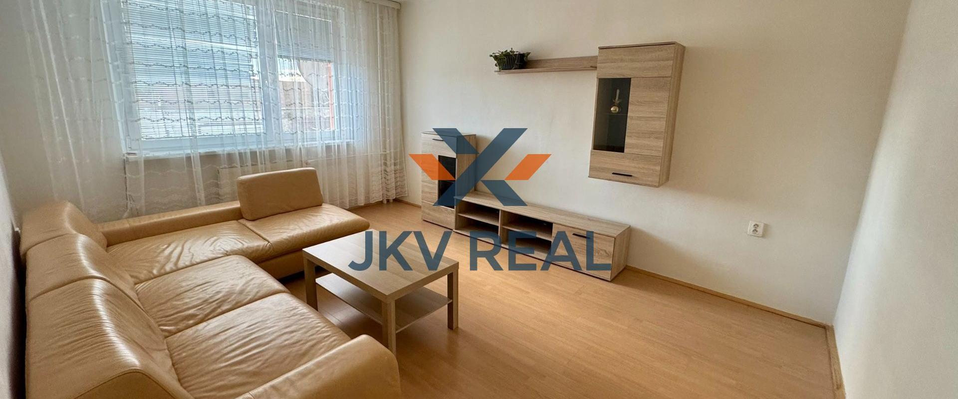 PREDANÝ - Priestranný 2-izbový byt (48m2) s veľkou pivnicou v centre - Slovenský Grob