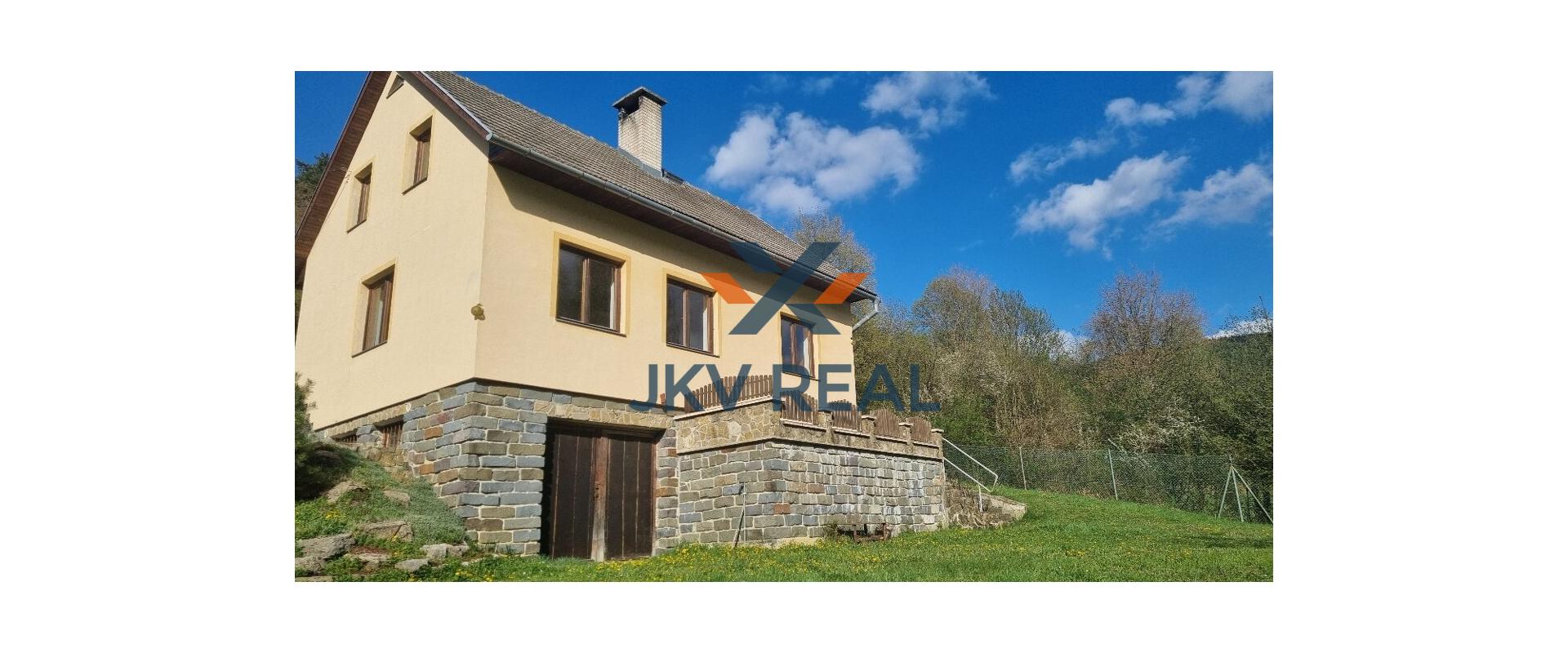 Na predaj rekreačná chata s veľkým pozemkom.