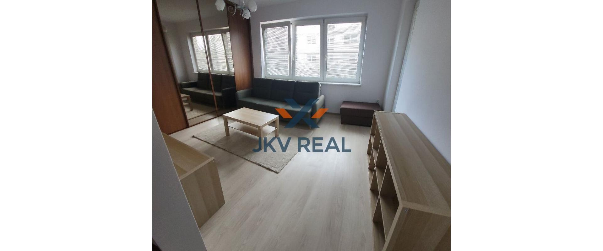 Realitná kancelária JKV REAL ponúka na prenájom kompletne zariadený 2 a pol izbový byt s parkovacím miestom pri dome v cene nájmu v starej časti Chorvátskeho Grobu