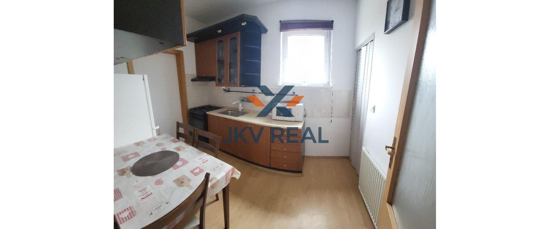 Realitná kancelária JKV REAL ponúka na prenájom kompletne zariadený 2 a pol izbový byt s parkovacím miestom pri dome v cene nájmu v starej časti Chorvátskeho Grobu