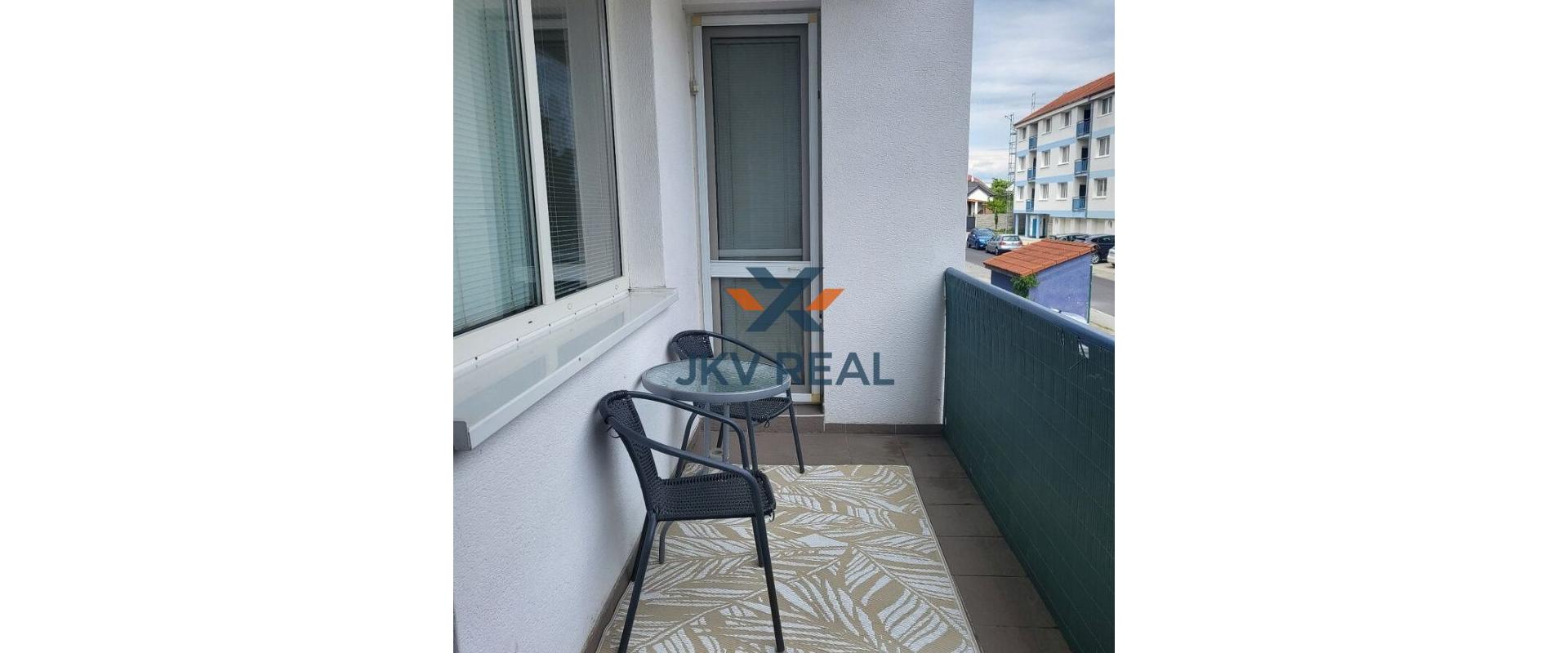 Realitná kancelária JKV REAL ponúka na prenájom kompletne zariadený 2 a pol izbový byt s parkovacím miestom pri dome v cene nájmu v starej časti Chorvátskeho Grobu