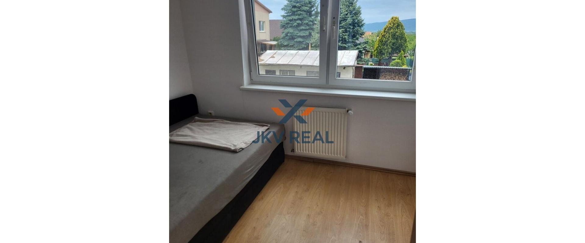 Realitná kancelária JKV REAL ponúka na prenájom kompletne zariadený 2 a pol izbový byt s parkovacím miestom pri dome v cene nájmu v starej časti Chorvátskeho Grobu