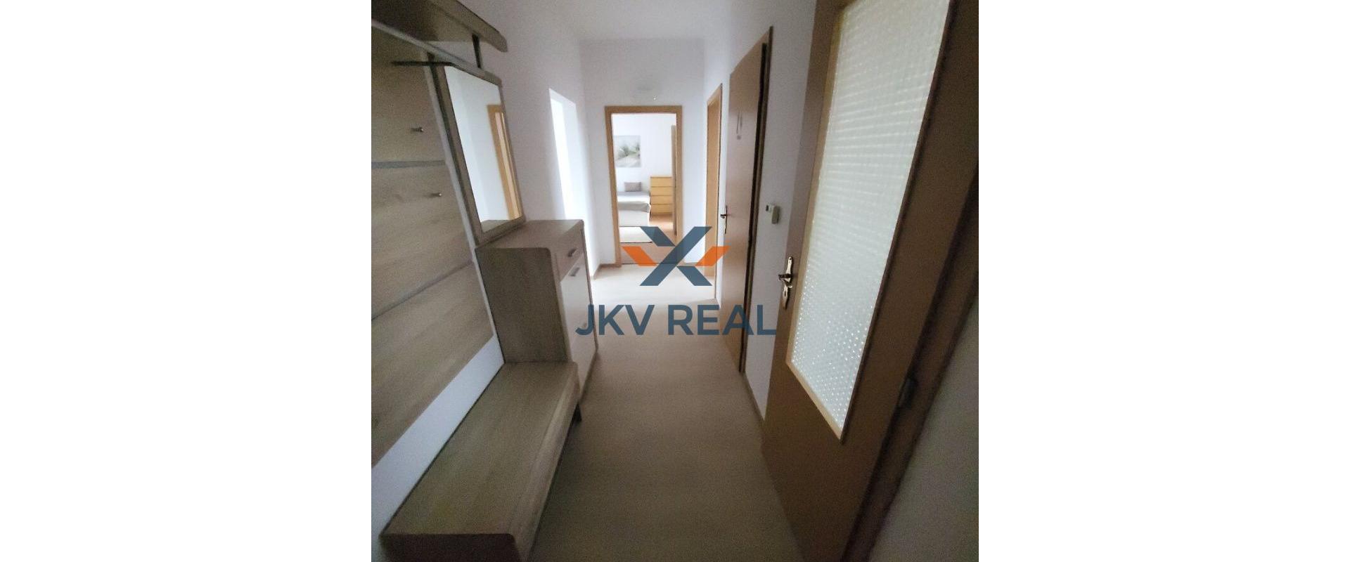 Realitná kancelária JKV REAL ponúka na prenájom kompletne zariadený 2 a pol izbový byt s parkovacím miestom pri dome v cene nájmu v starej časti Chorvátskeho Grobu