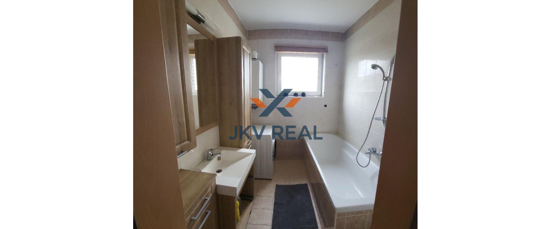 Realitná kancelária JKV REAL ponúka na prenájom kompletne zariadený 2 a pol izbový byt s parkovacím miestom pri dome v cene nájmu v starej časti Chorvátskeho Grobu