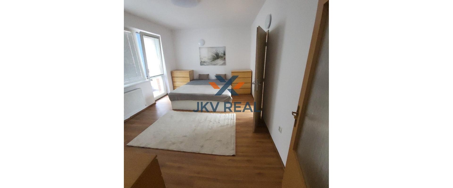 Realitná kancelária JKV REAL ponúka na prenájom kompletne zariadený 2 a pol izbový byt s parkovacím miestom pri dome v cene nájmu v starej časti Chorvátskeho Grobu