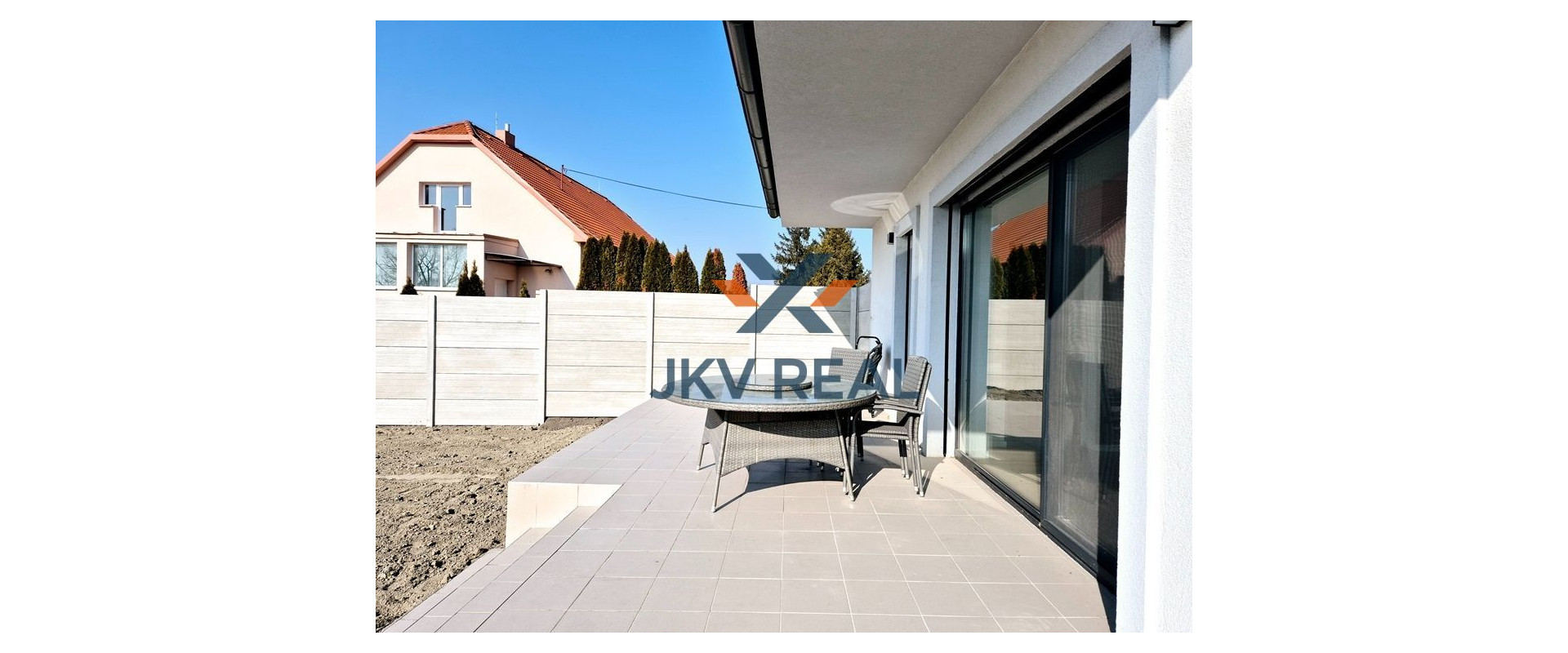 3D OBHLIADKA! NA PREDAJ 4-IZBOVÝ RODINNÝ DOM S TERASOU A VEĽKÝM SLNEČNÝM POZEMKOM