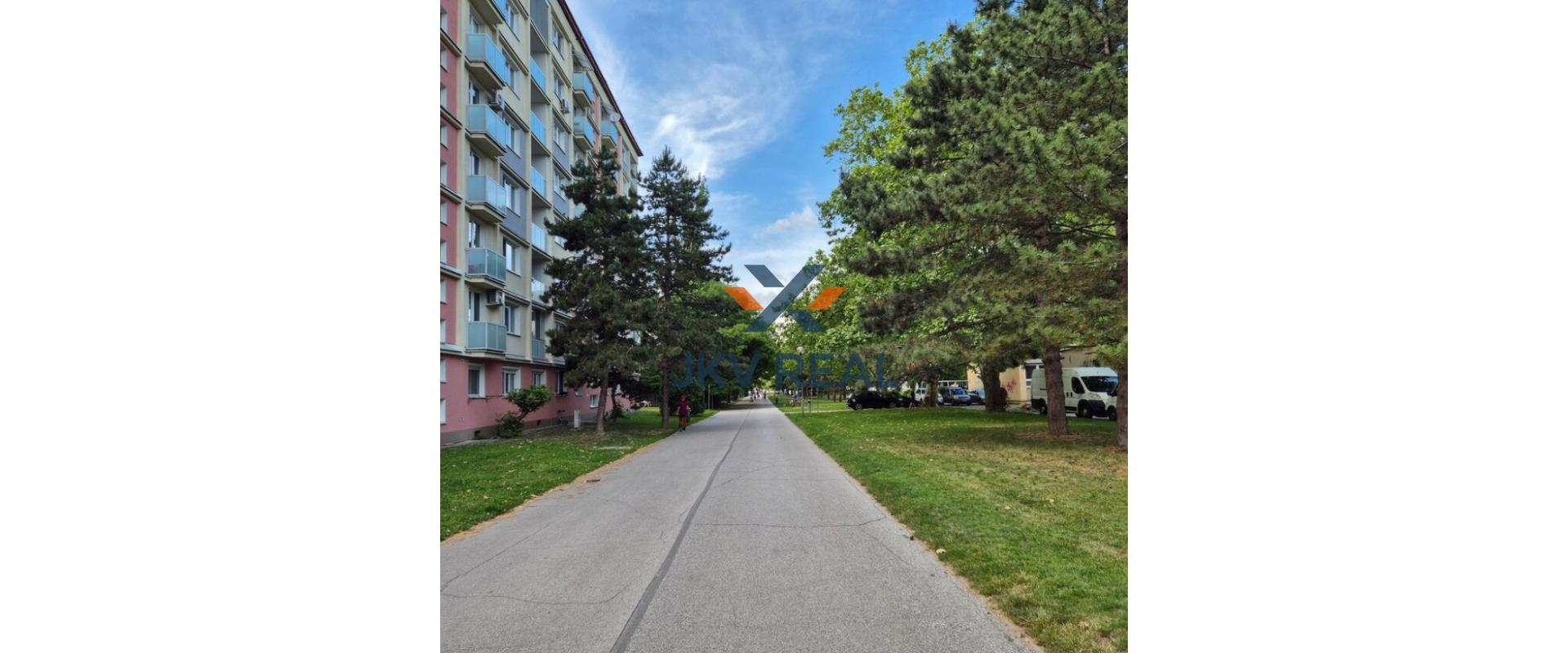 Na prenájom: Priestranný 2-izbový byt v Ružinove, ul. Andreja Mráza