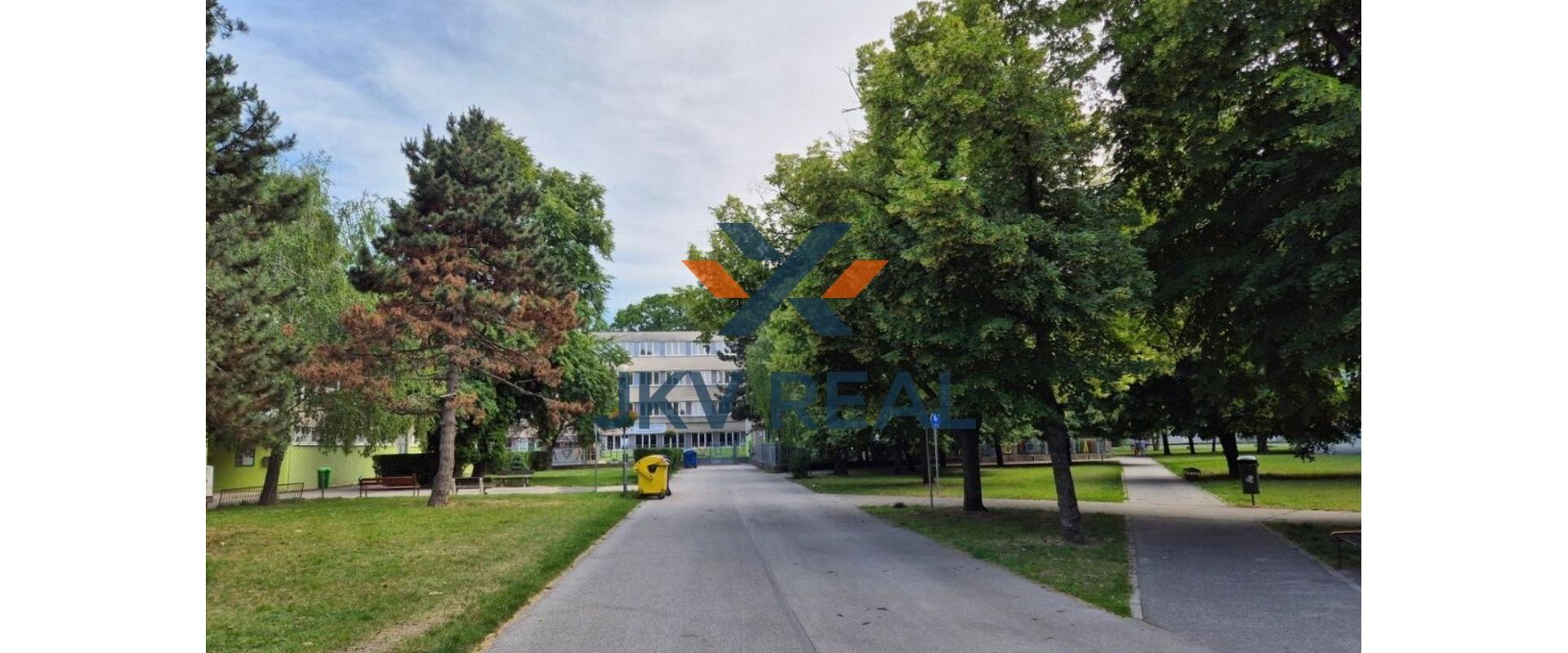 Na prenájom: Priestranný 2-izbový byt v Ružinove, ul. Andreja Mráza