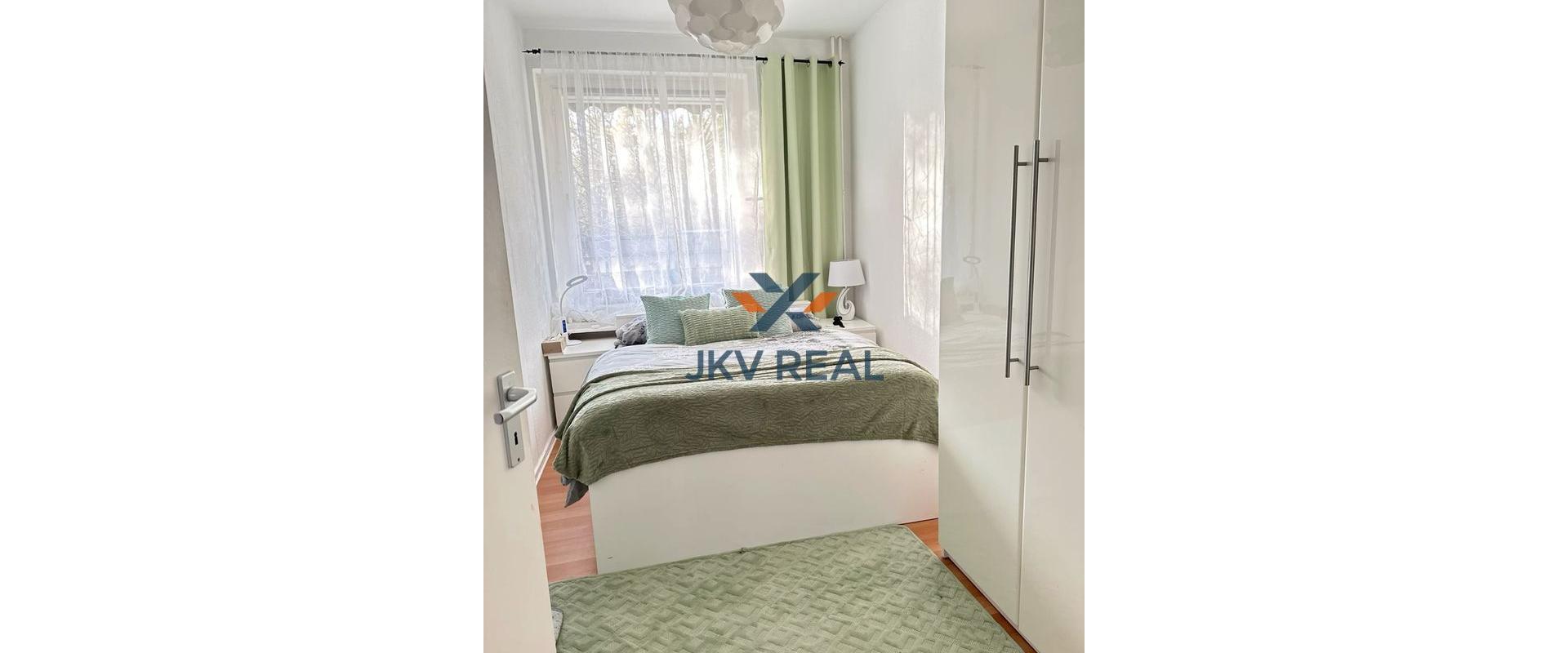 JKV REAL ponúka na predaj štýlový 2-izbový apartmán s veľkou lodžiou a garážovým státím v projekte Urban Residence, Nové Mesto – Račianske mýto