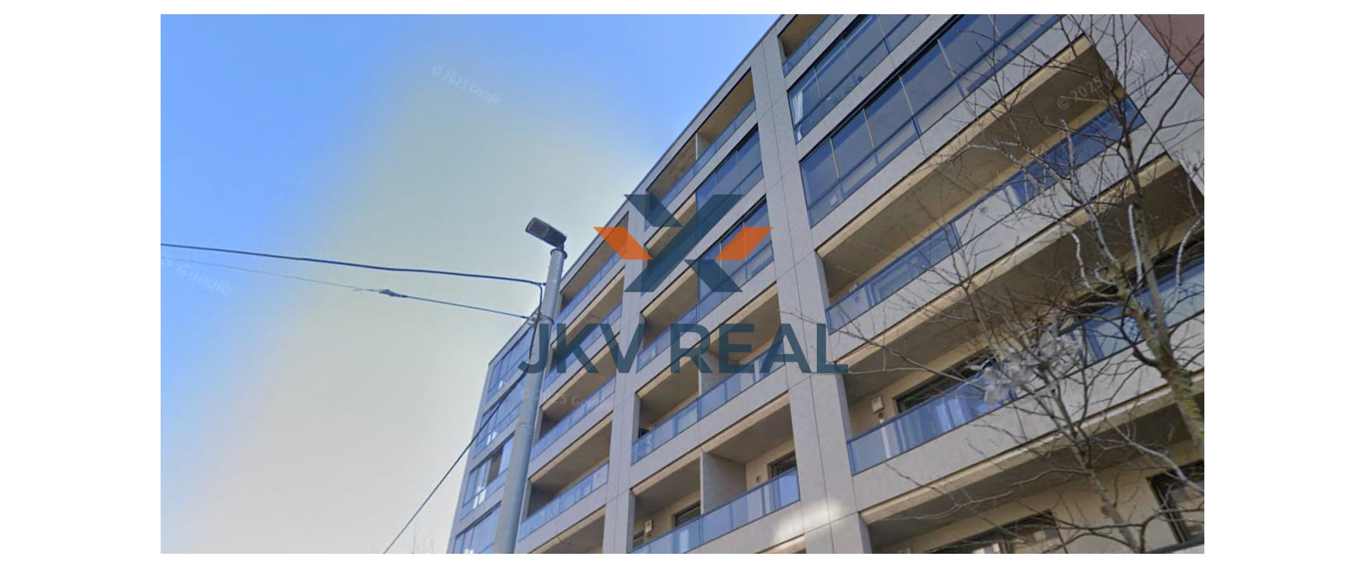 JKV REAL ponúka na predaj štýlový 2-izbový apartmán s veľkou lodžiou a garážovým státím v projekte Urban Residence, Nové Mesto – Račianske mýto