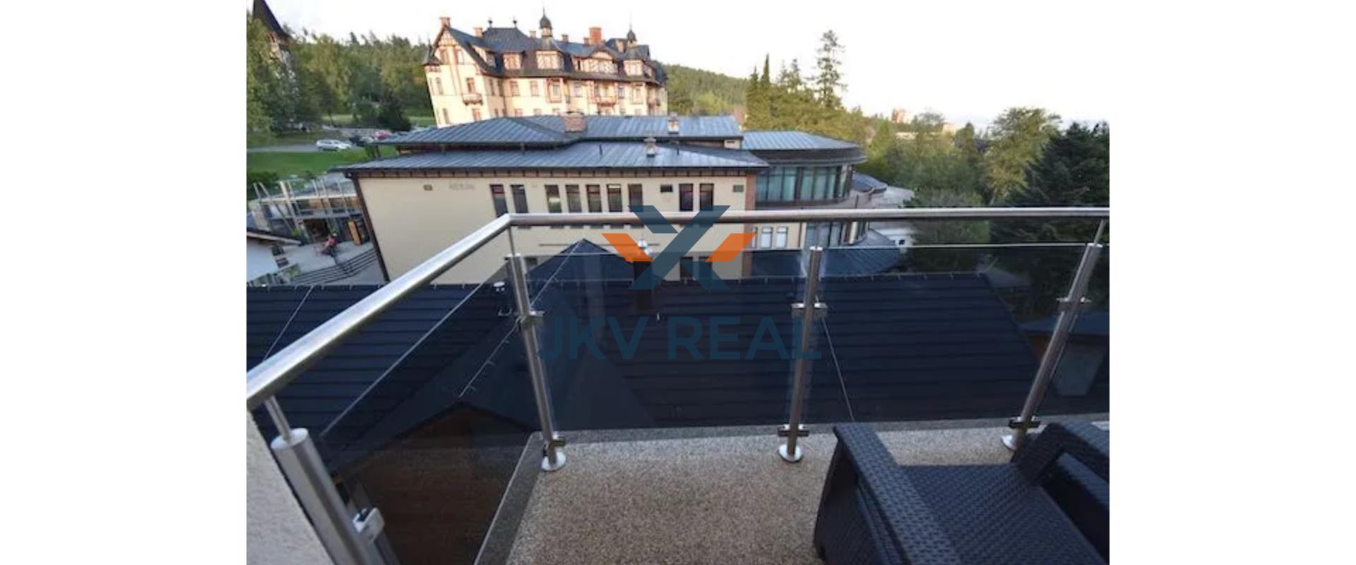 JKVreal ponúka na predaj nadštandardný apartmán v prestížnom rezorte Hrebienok Resort II – priamo v srdci Starého Smokovca