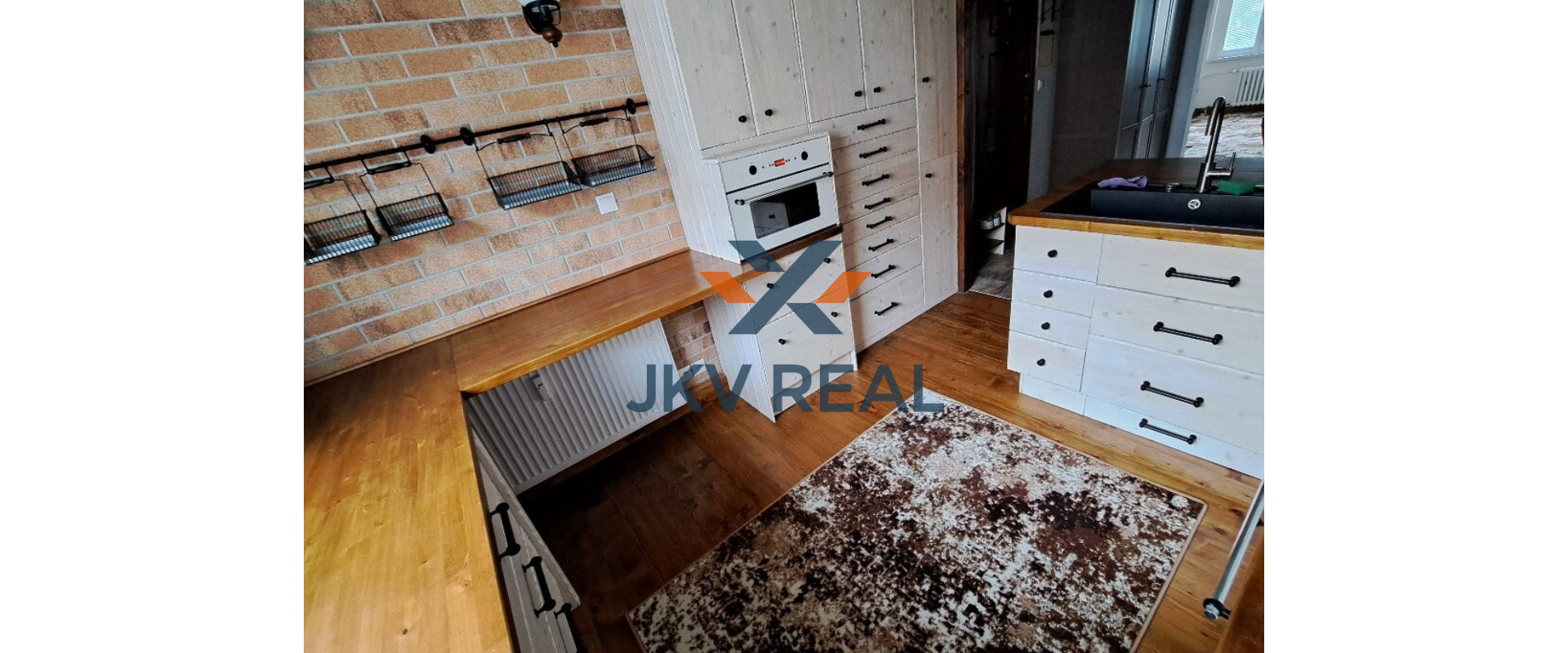 JKVreal ponúka na predaj štýlový 3-izbový byt s drevenými prvkami na Haanovej ulici – Petržalka