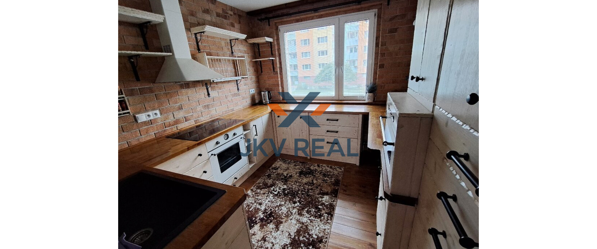 JKVreal ponúka na predaj štýlový 3-izbový byt s drevenými prvkami na Haanovej ulici – Petržalka