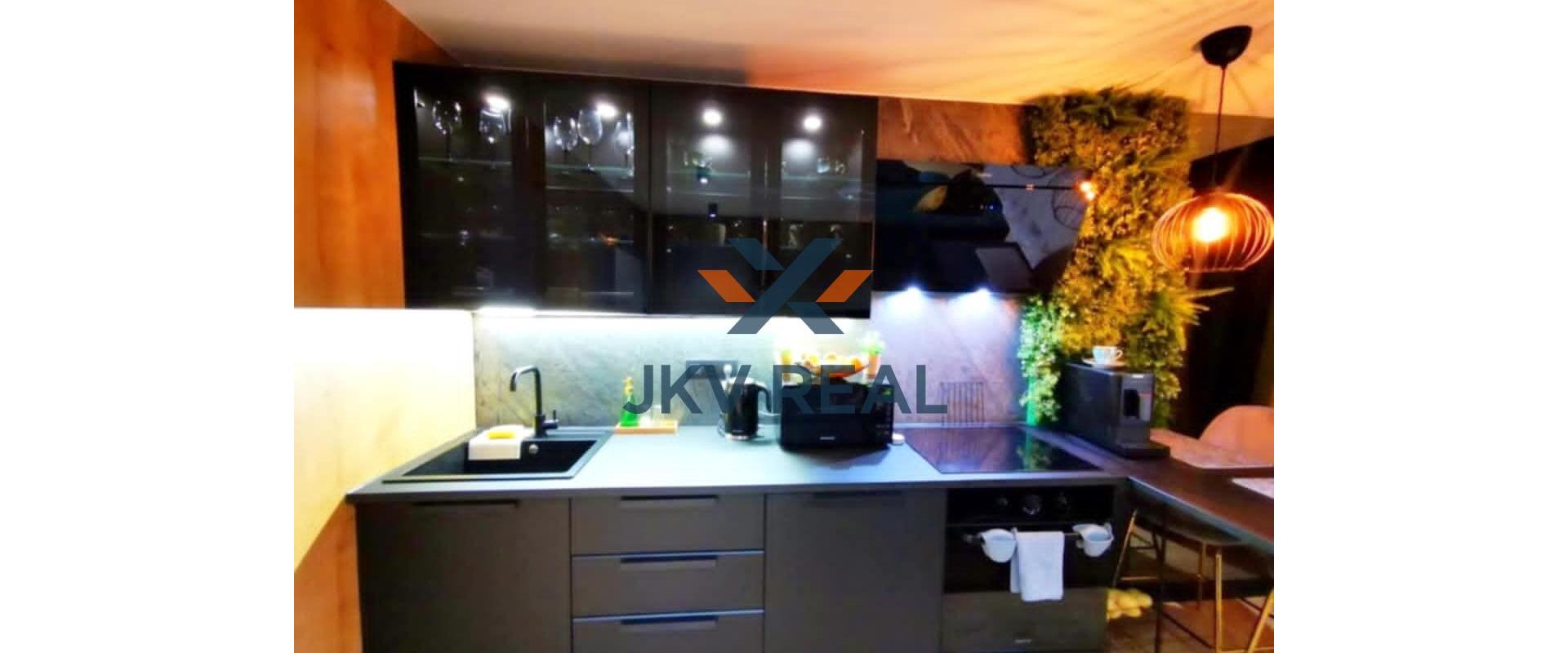 Nadherný luxusný 2 a pol izb. byt na prenájom v centre PD