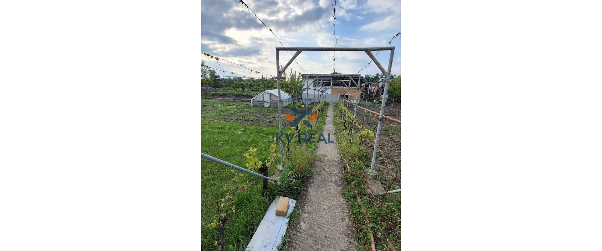 ZNÍŽENÁ CENA!!! Na predaj záhrada s chatkou v oblasti Hron.