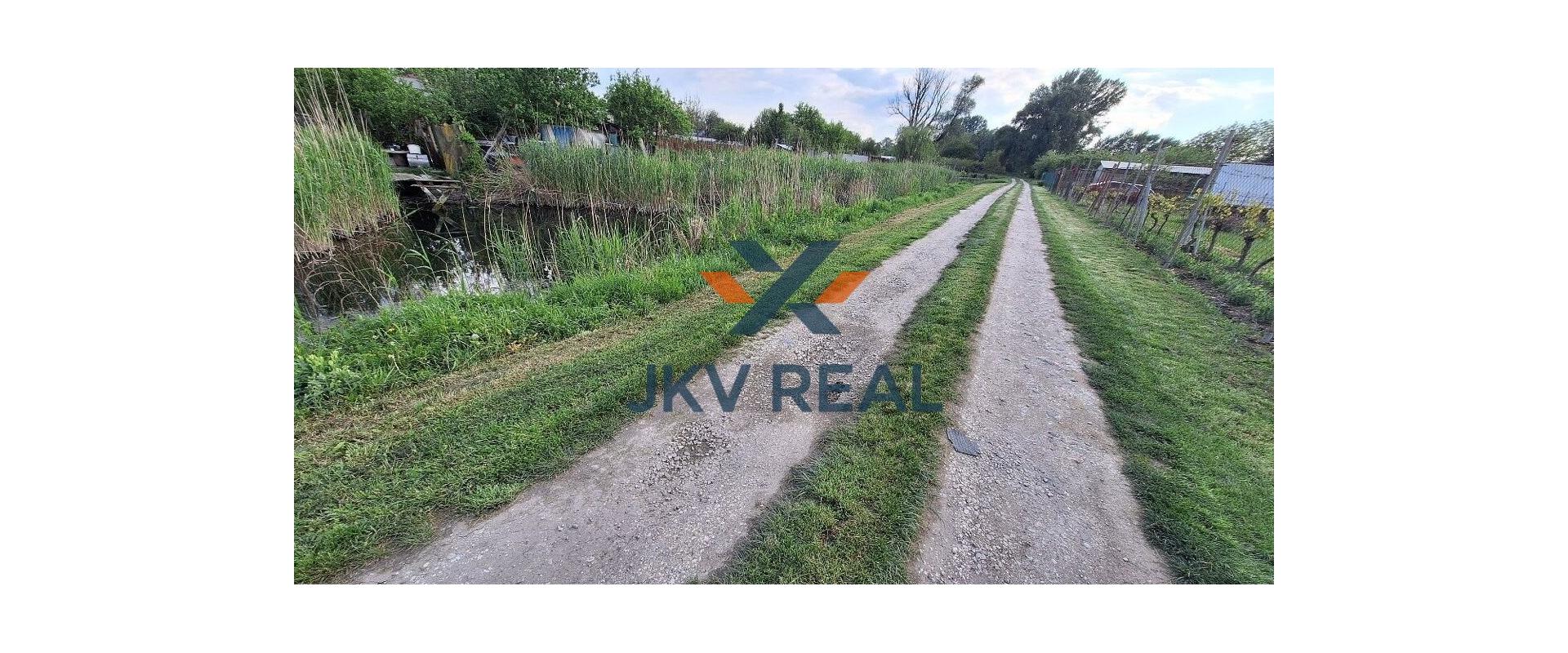 ZNÍŽENÁ CENA!!! Na predaj záhrada s chatkou v oblasti Hron.