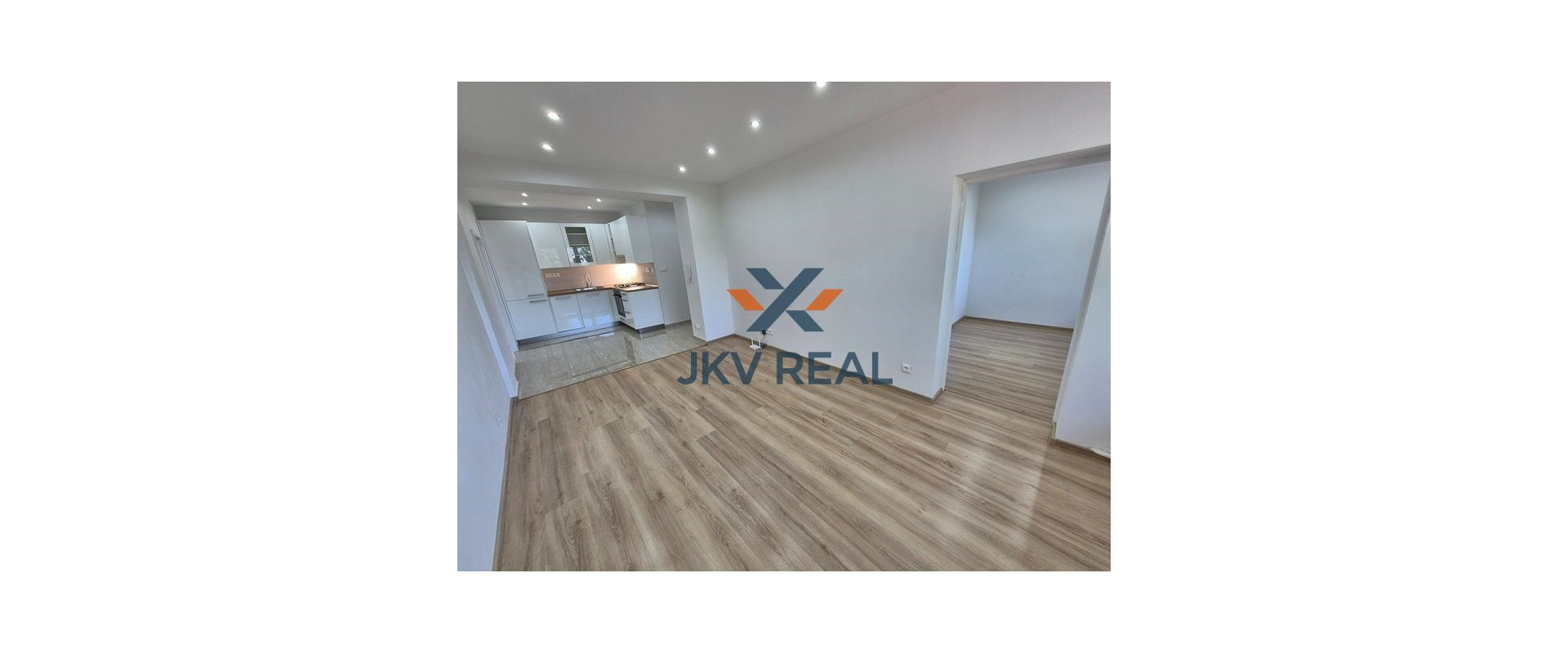 ZNÍŽENÁ CENA! PREDAJ 3,5-IZBOVÝ BYT PO NOVEJ REKONŠTRUKCII, STARÉ MESTO