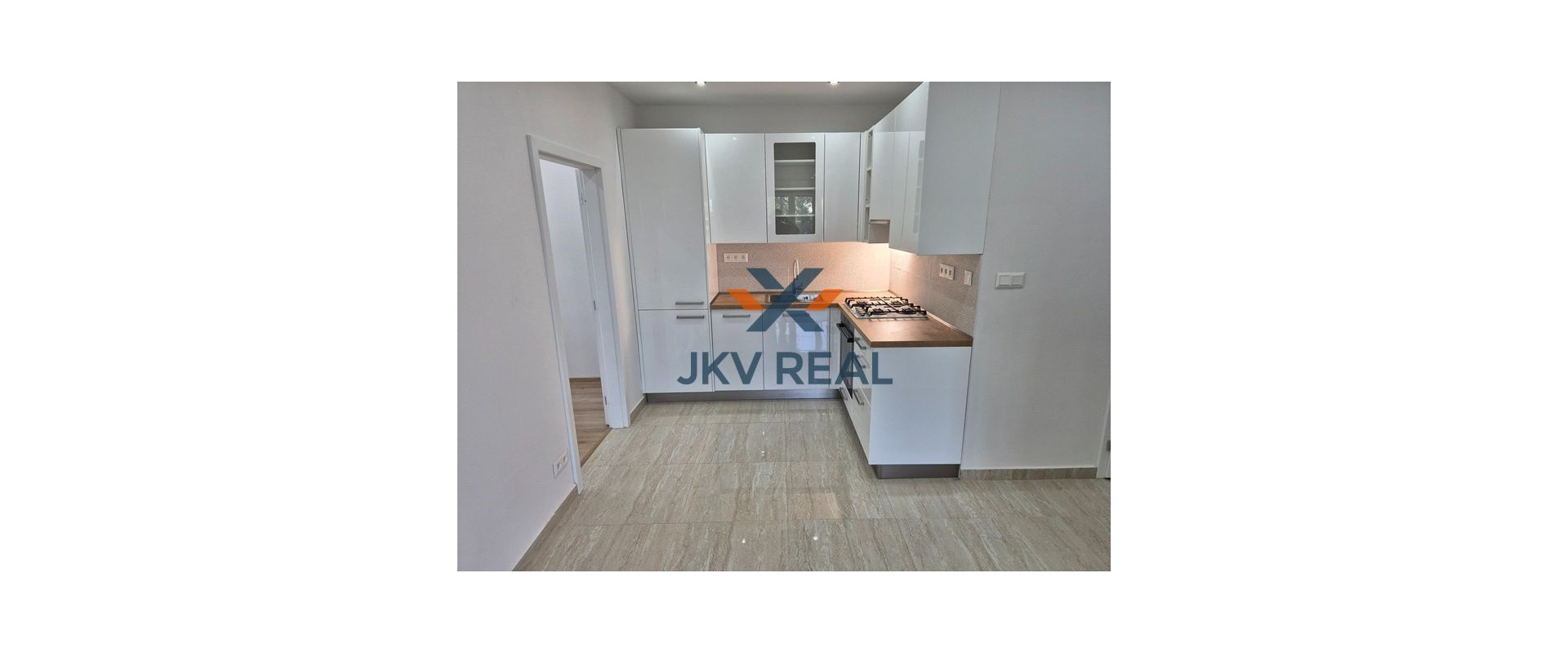 ZNÍŽENÁ CENA! PREDAJ 3,5-IZBOVÝ BYT PO NOVEJ REKONŠTRUKCII, STARÉ MESTO