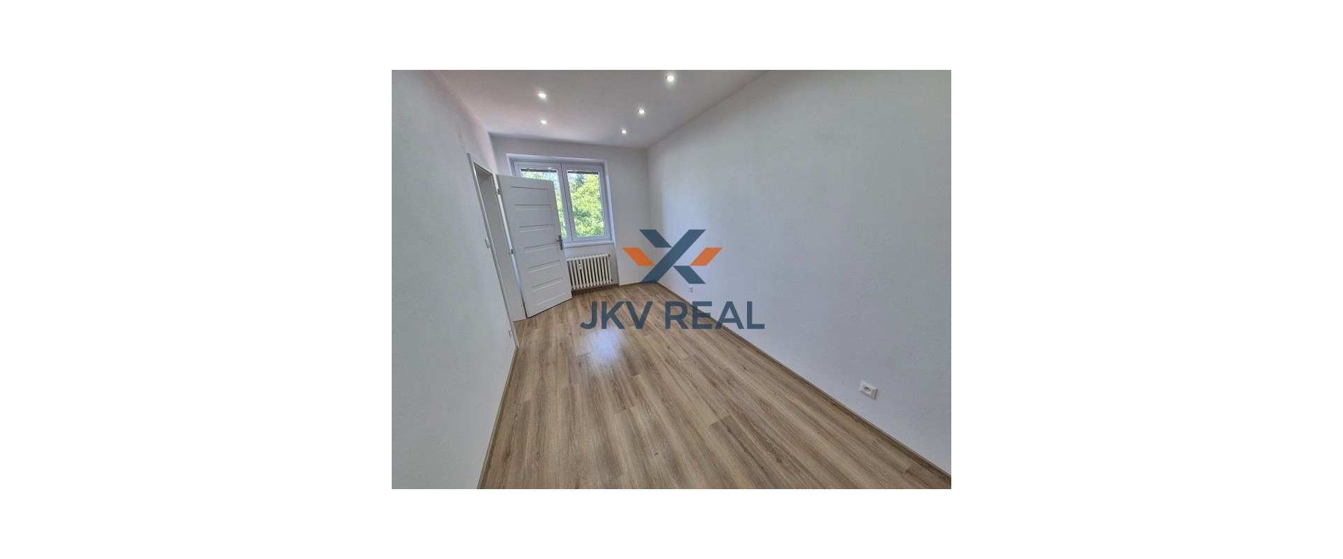 ZNÍŽENÁ CENA! PREDAJ 3,5-IZBOVÝ BYT PO NOVEJ REKONŠTRUKCII, STARÉ MESTO