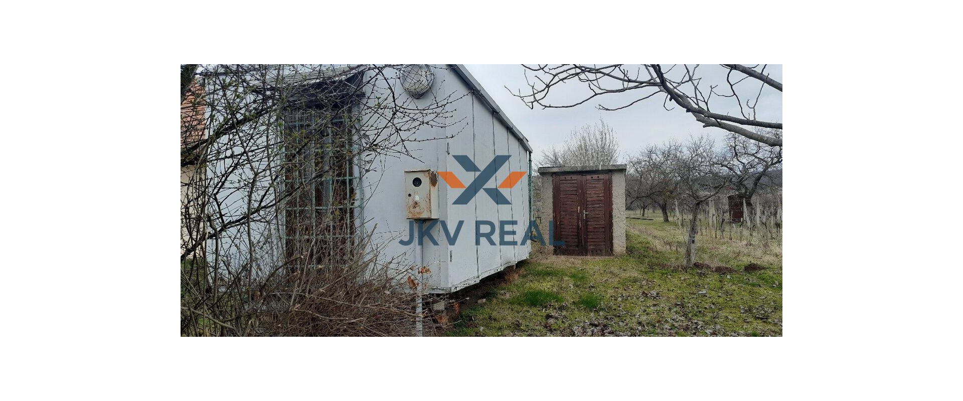 Na predaj veľký pozemok s unimobunkou v Štúrove na Hegyfarku