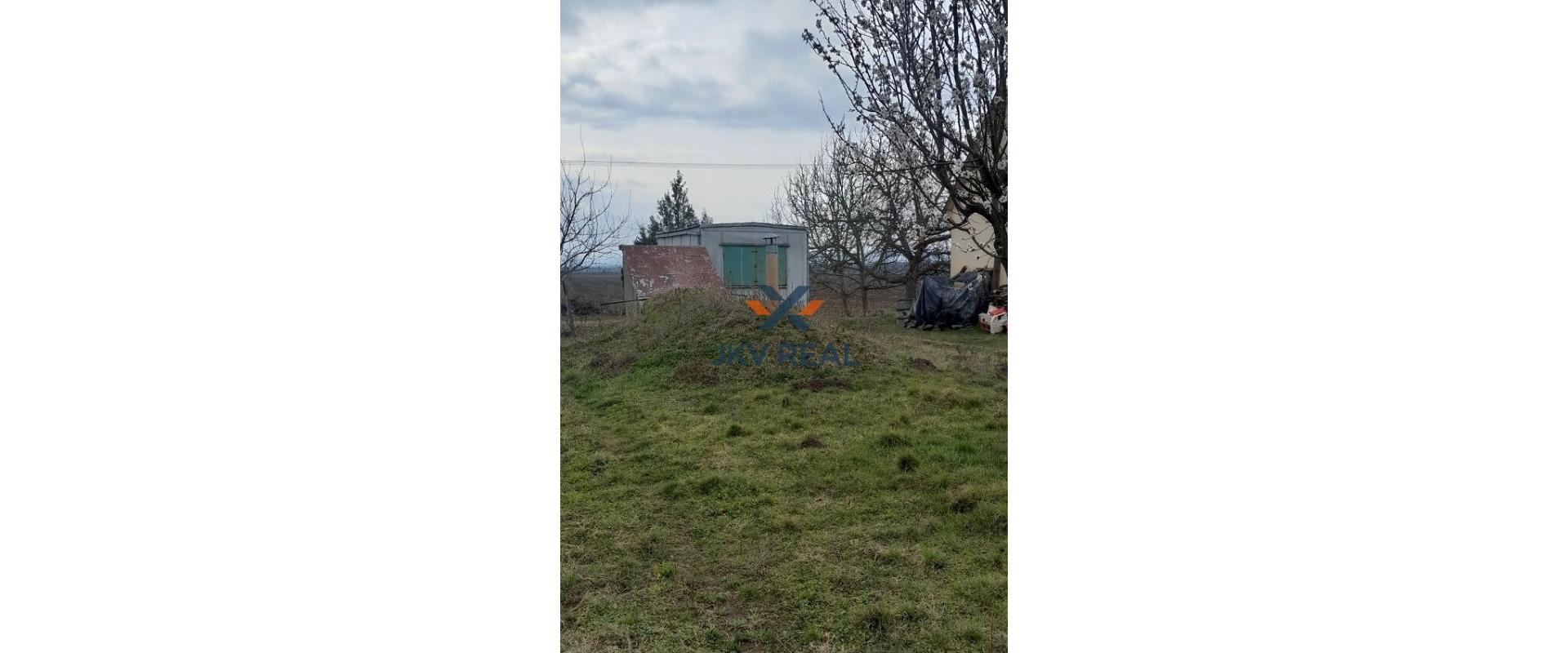 Na predaj veľký pozemok s unimobunkou v Štúrove na Hegyfarku