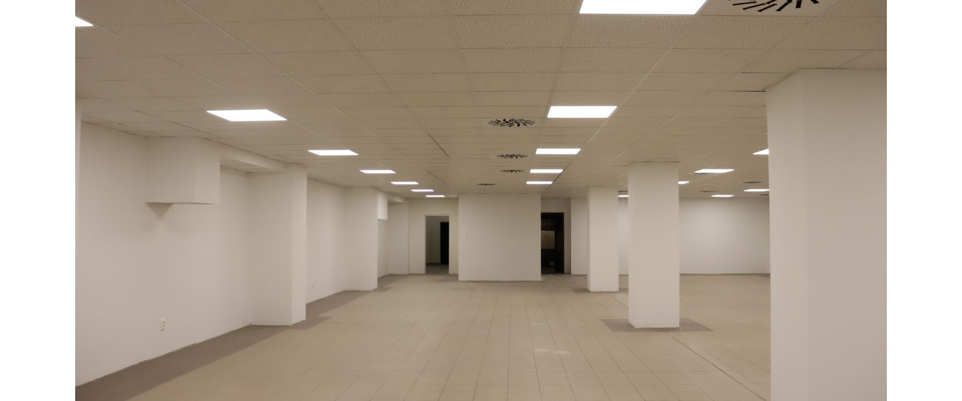 Štýlový a moderný priestor na prenájom v centre Levíc – ideálne pre váš biznis!