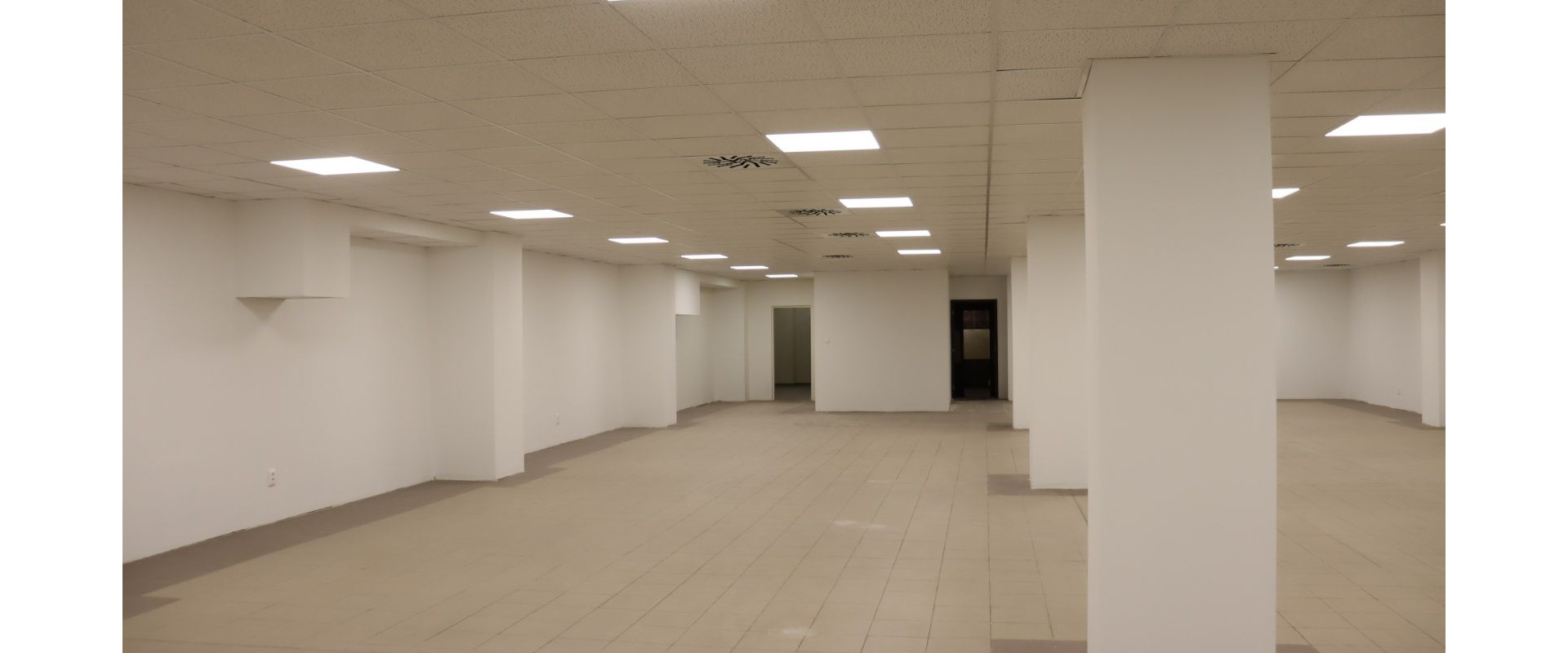 Štýlový a moderný priestor na prenájom v centre Levíc – ideálne pre váš biznis!