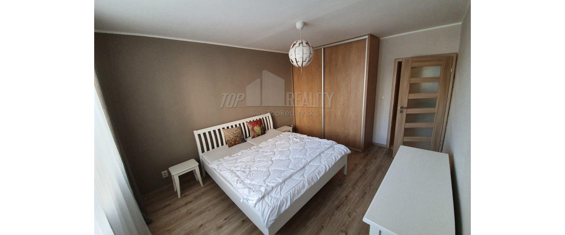 2-izbový zariadený byt v Nových Zámkoch blízko centra