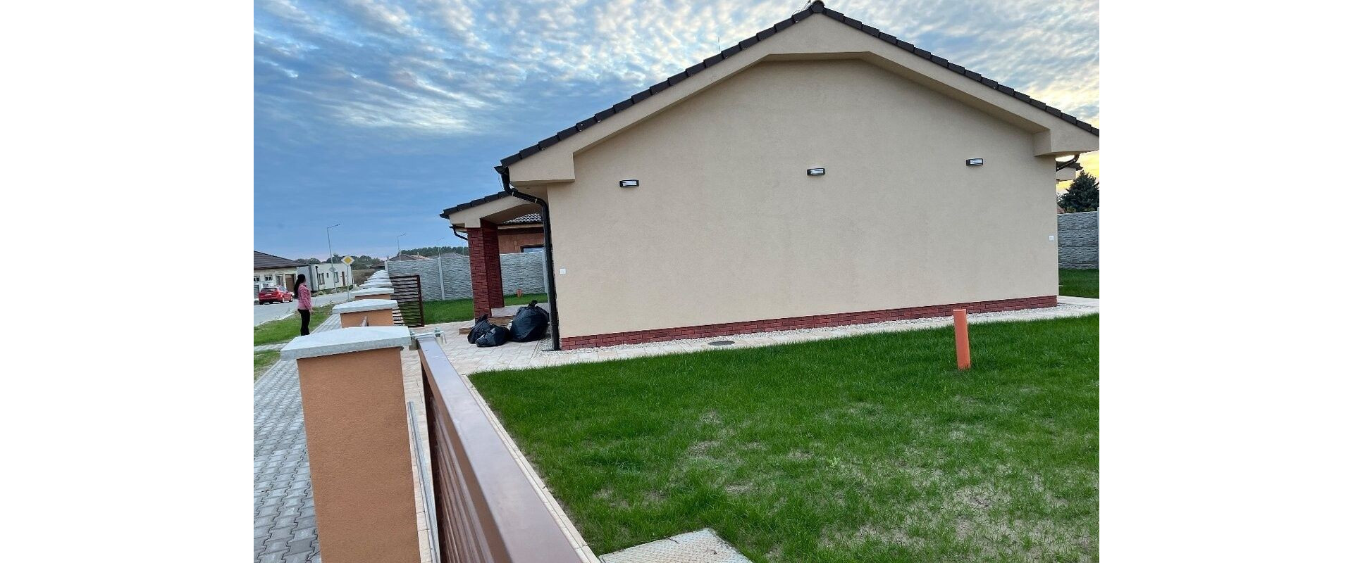 Investujte do kvality života: Novostavba vo Dvoroch nad Žitavou s kompletnou občianskou vybavenosťou!