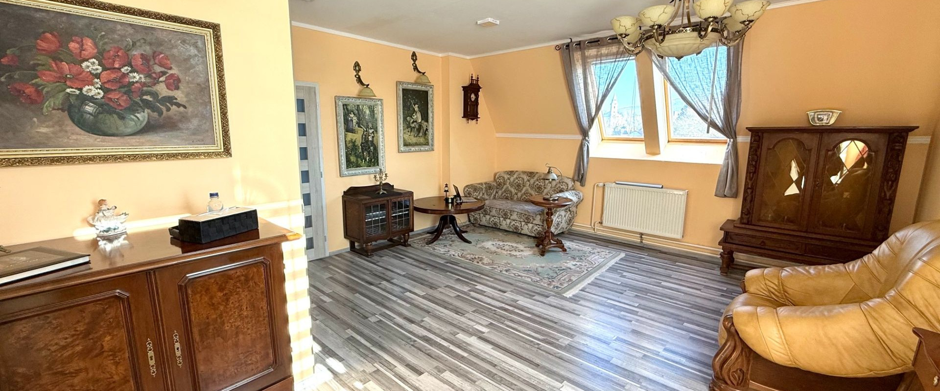 Znížená cena. Luxusný klimatizovaný veľký 3 + 1 . Vlastný výťah priamo do bytu