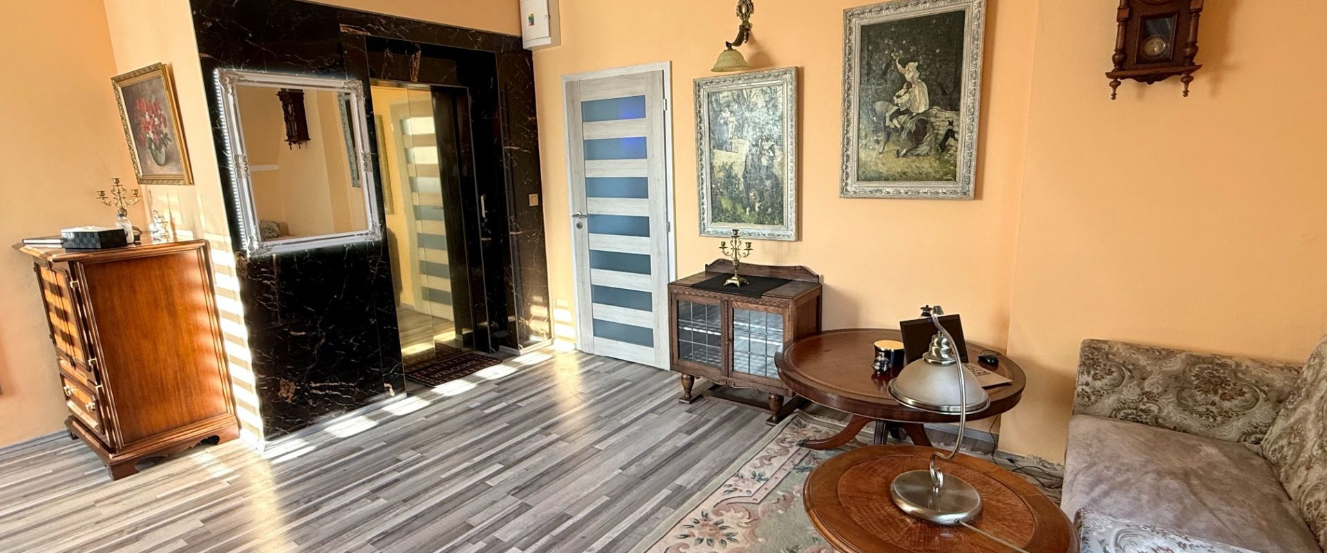 Znížená cena. Luxusný klimatizovaný veľký 3 + 1 . Vlastný výťah priamo do bytu