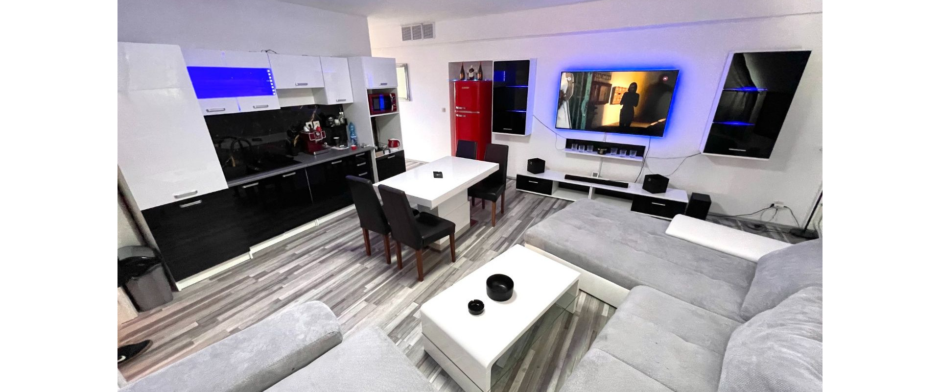 Znížená cena. Luxusný klimatizovaný veľký 3 + 1 . Vlastný výťah priamo do bytu