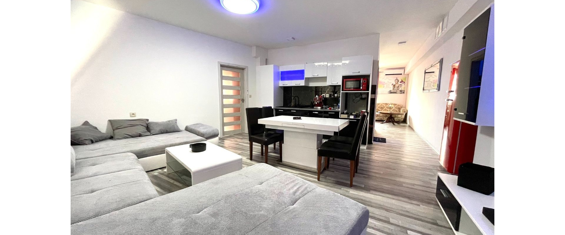 Znížená cena. Luxusný klimatizovaný veľký 3 + 1 . Vlastný výťah priamo do bytu