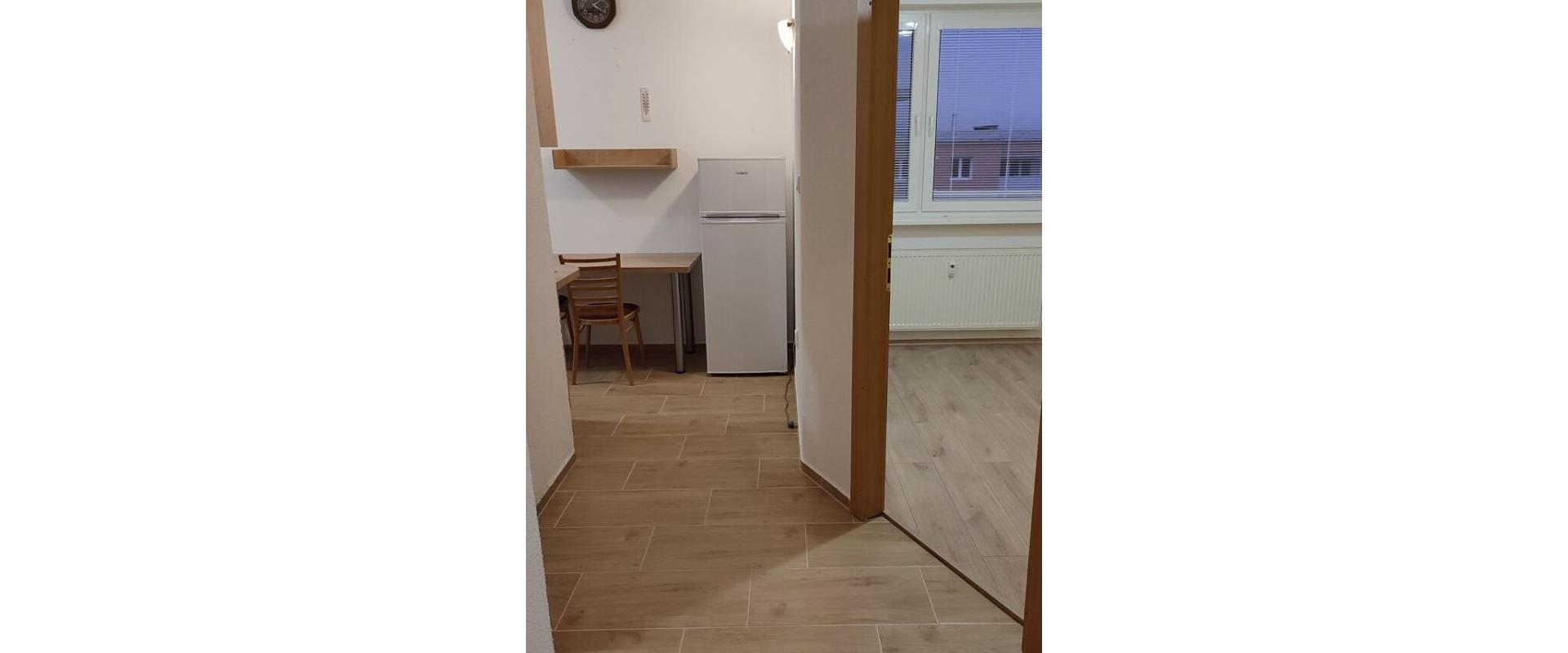 Na prenájom zariadený 2-izbový byt po rekonštrukcii s loggiou – Prievidza, Š. Králika