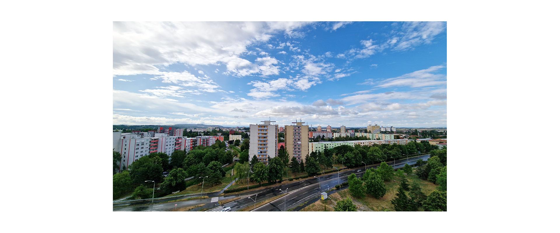 Garsónka s výhľadom na mesto – skvelá investícia, zariadenie v cene!