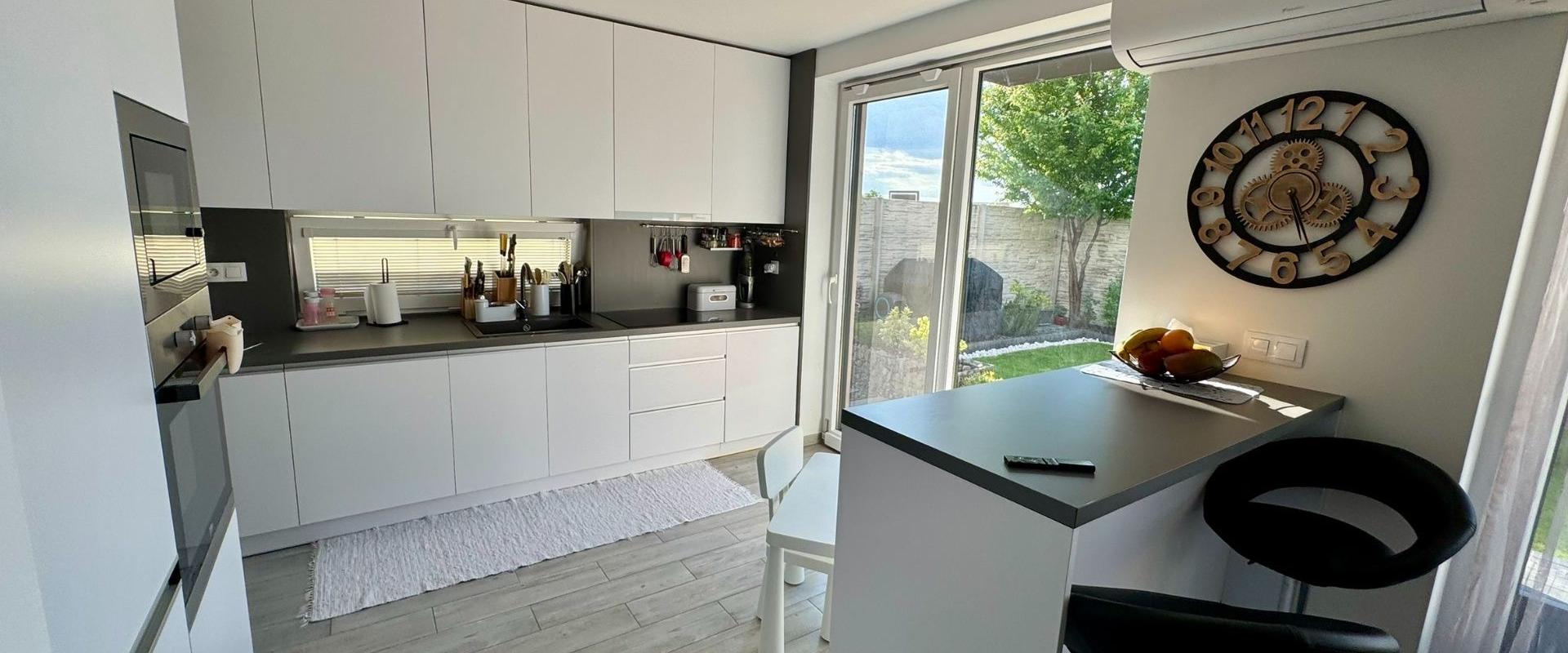 PREDANÉ - 3 izbový byt (75m2) so záhradkou (84m2) a parkovacím miestom - Košúty