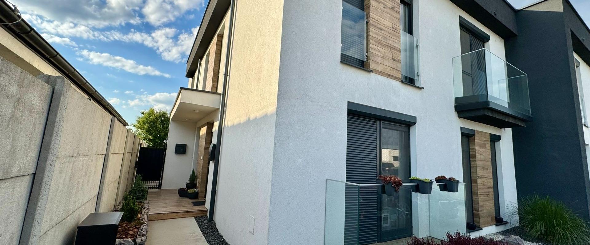 PREDANÉ - 3 izbový byt (75m2) so záhradkou (84m2) a parkovacím miestom - Košúty