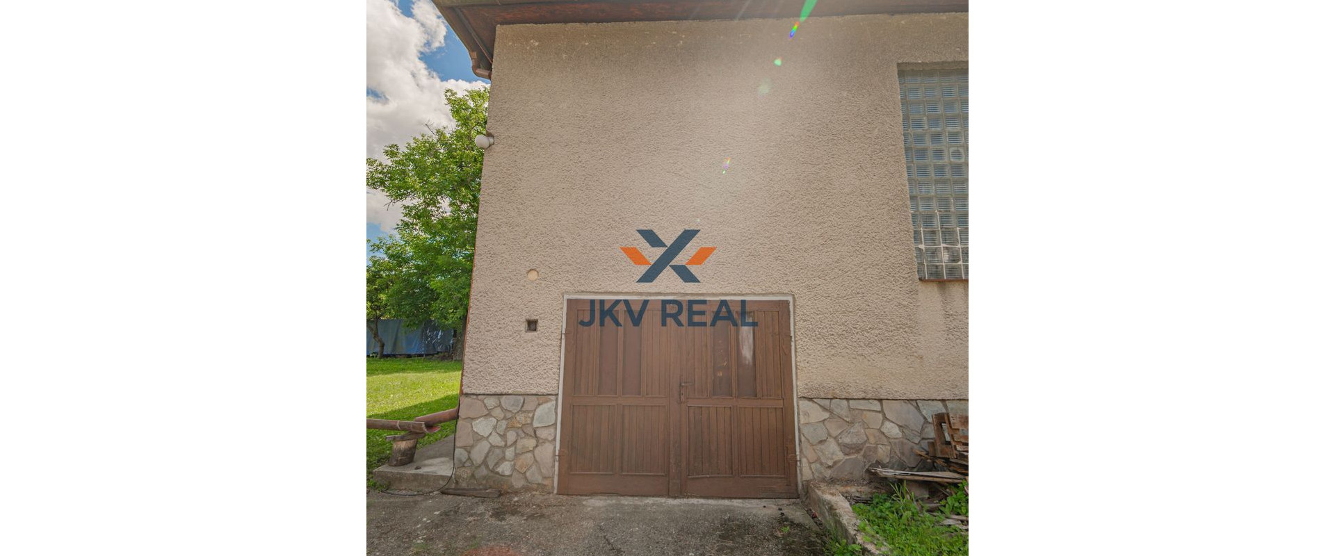 REZERVOVANÉ ! JKV REAL ponúka na predaj rodinný dom na priestrannom pozemku v kľudnej lokalite !