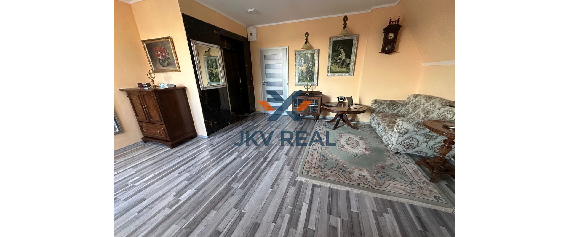 Znížená cena. Luxusný klimatizovaný veľký 3 + 1 . Vlastný výťah priamo do bytu