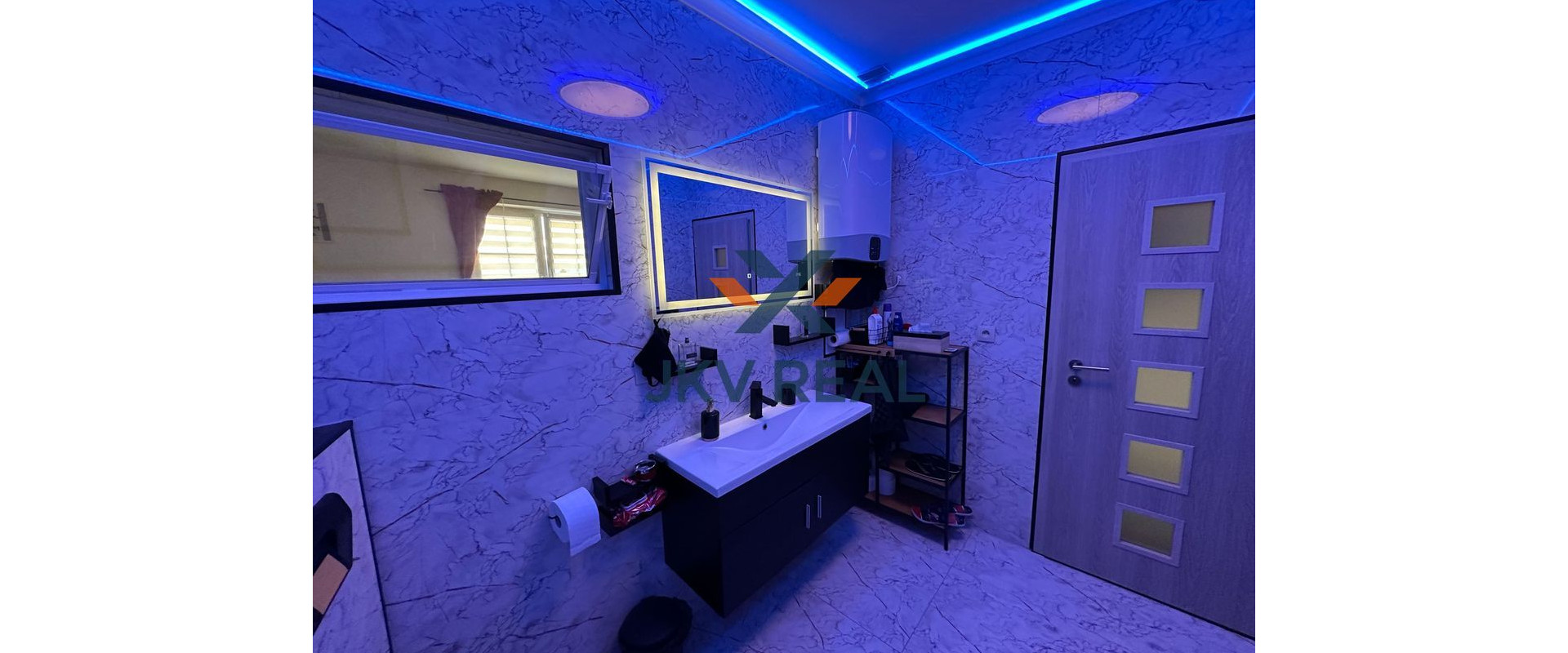 Znížená cena. Luxusný klimatizovaný veľký 3 + 1 . Vlastný výťah priamo do bytu