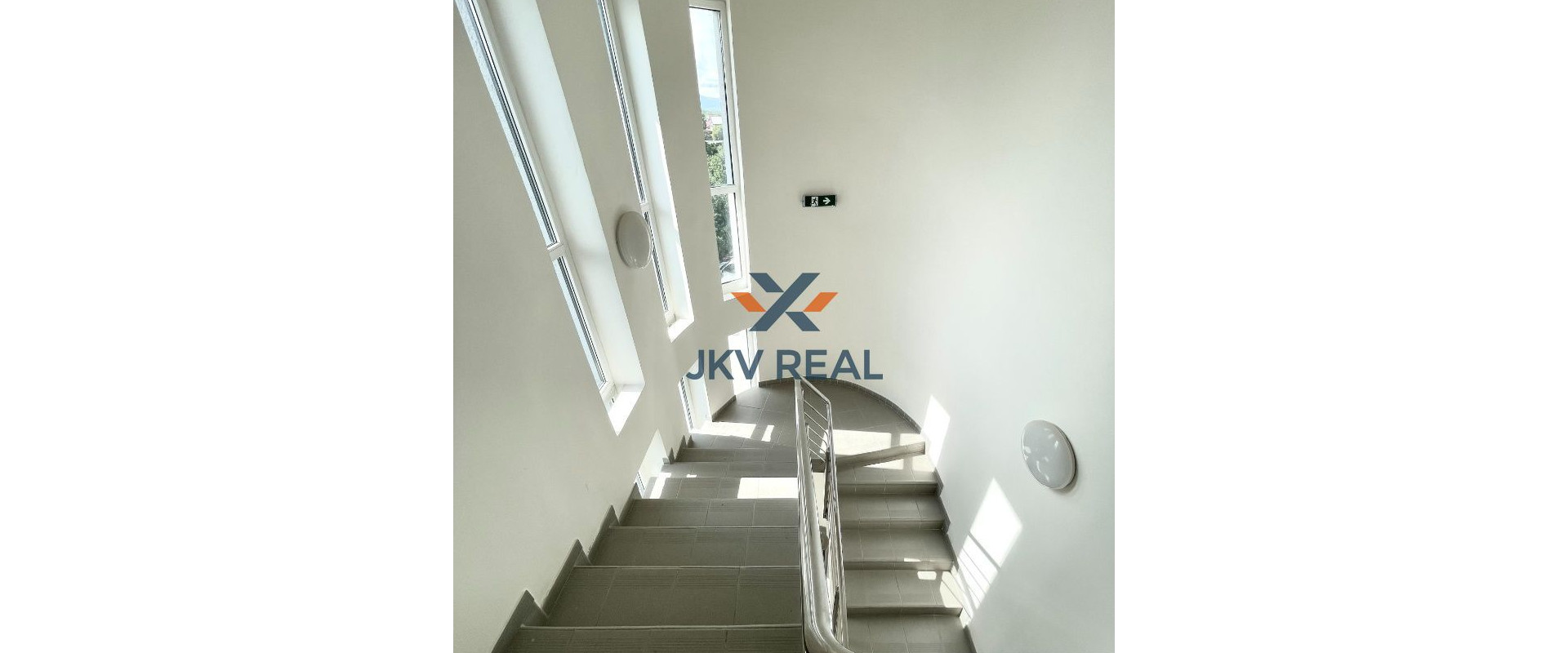 Znížená cena. Luxusný klimatizovaný veľký 3 + 1 . Vlastný výťah priamo do bytu