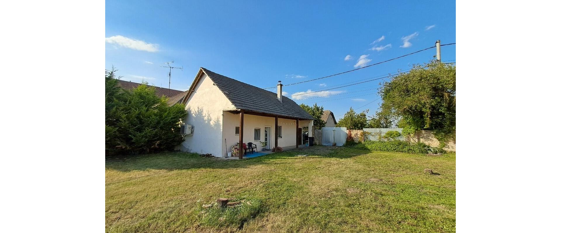 Na predaj stavebný pozemok v Palárikove s malým domčekom