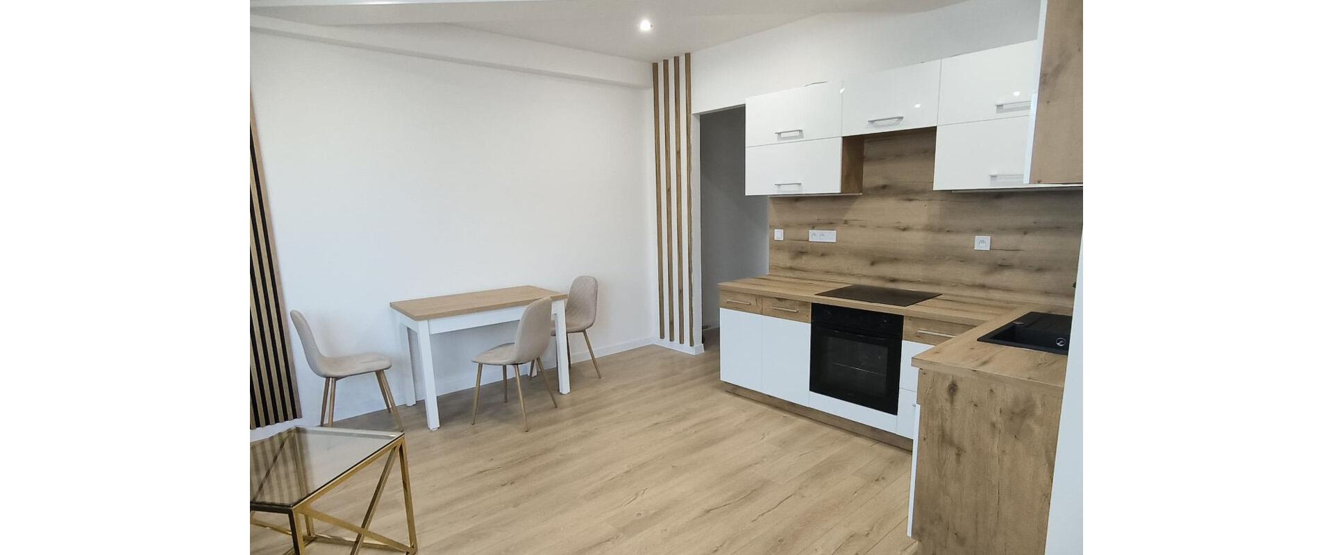 Prenájom v Srdci Michaloviec: Luxusný 2-izbový Byt s Novým Zariadením!